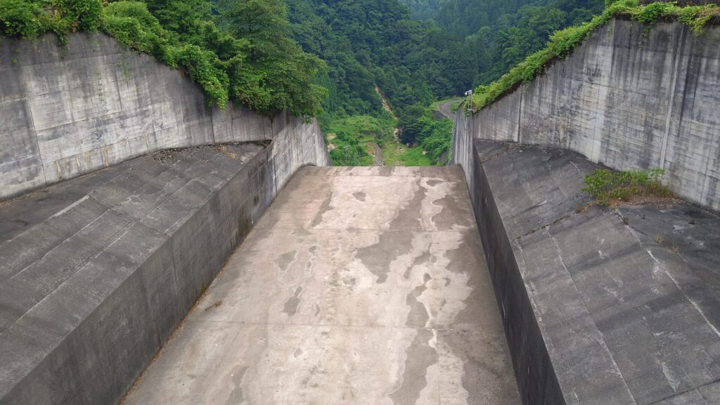 上市川第2ダムの洪水吐