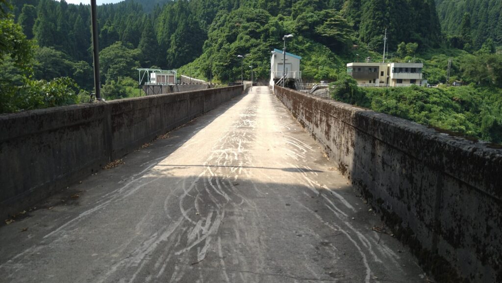 上市川ダムの天端