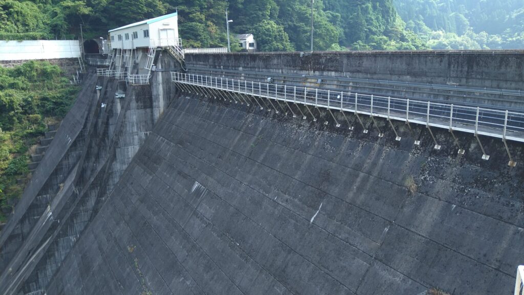 左岸の下流側から見た上市川ダム
