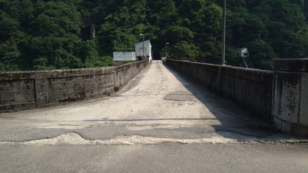 上市川ダムの天端