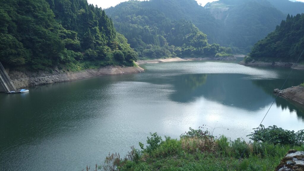 上市川ダムのダム湖