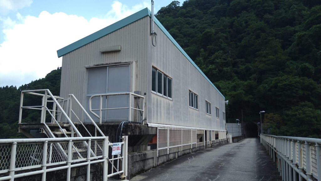 上市川ダムのゲート操作室