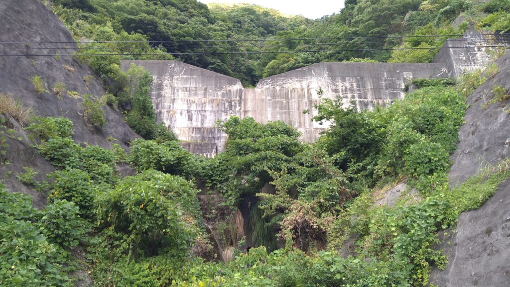 熊野川ダム右岸にある砂防ダム