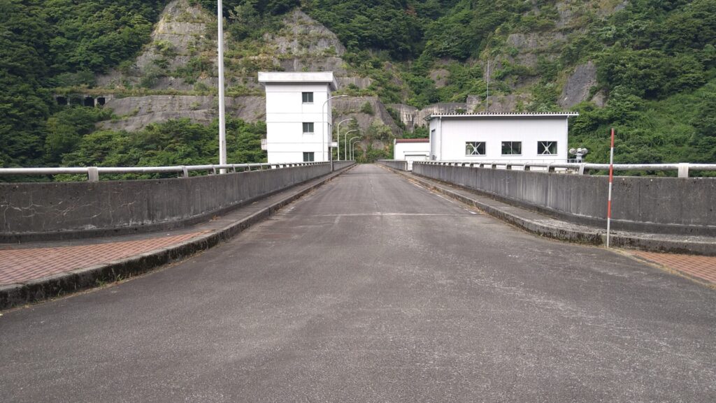 熊野川ダムの天端