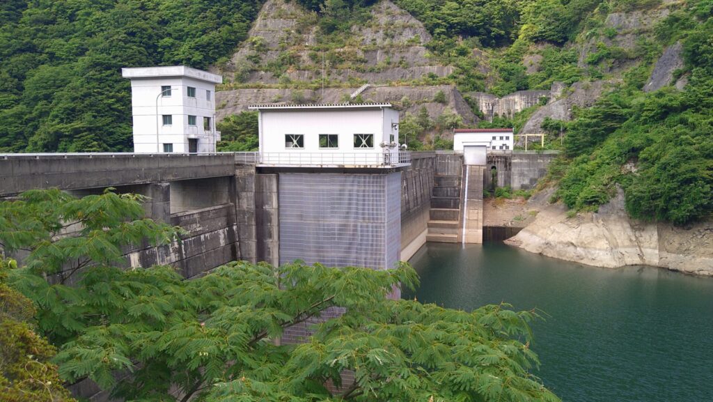 左岸の上流側から見た熊野川ダム
