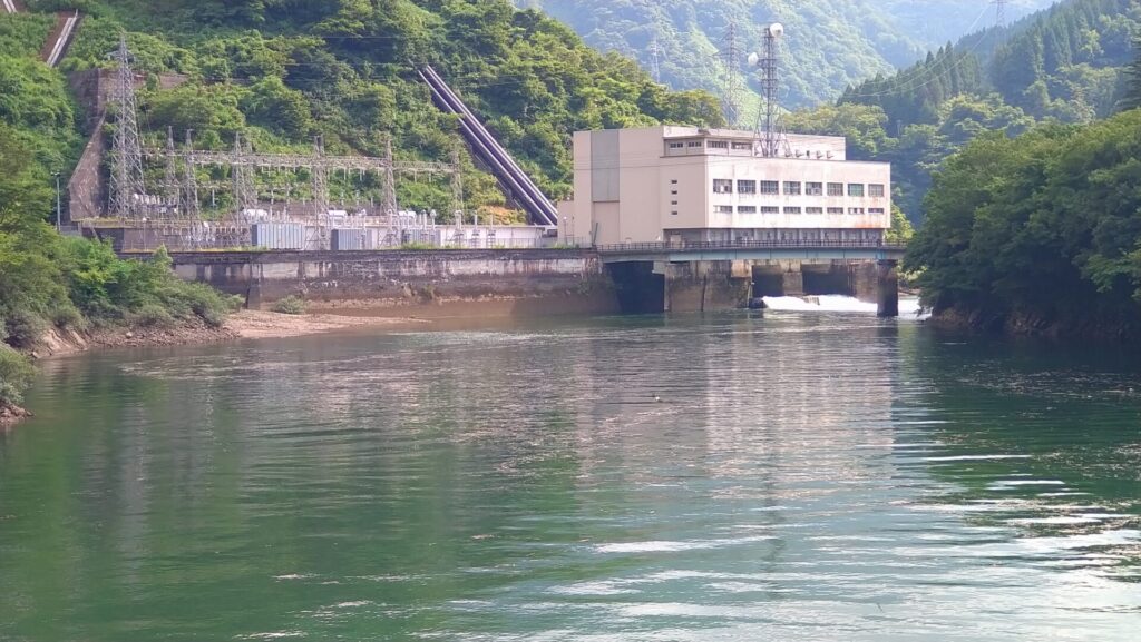 小俣ダムから見える新中地山発電所