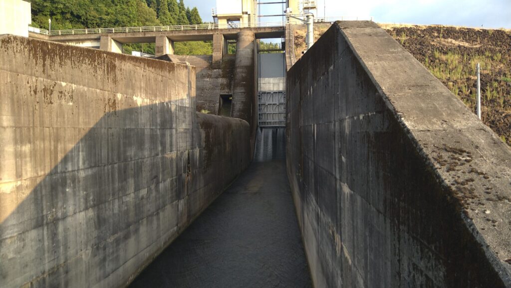 白岩川ダムの洪水吐