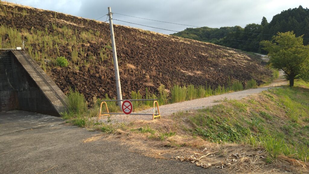 下流側から見た白岩川ダムの堤体