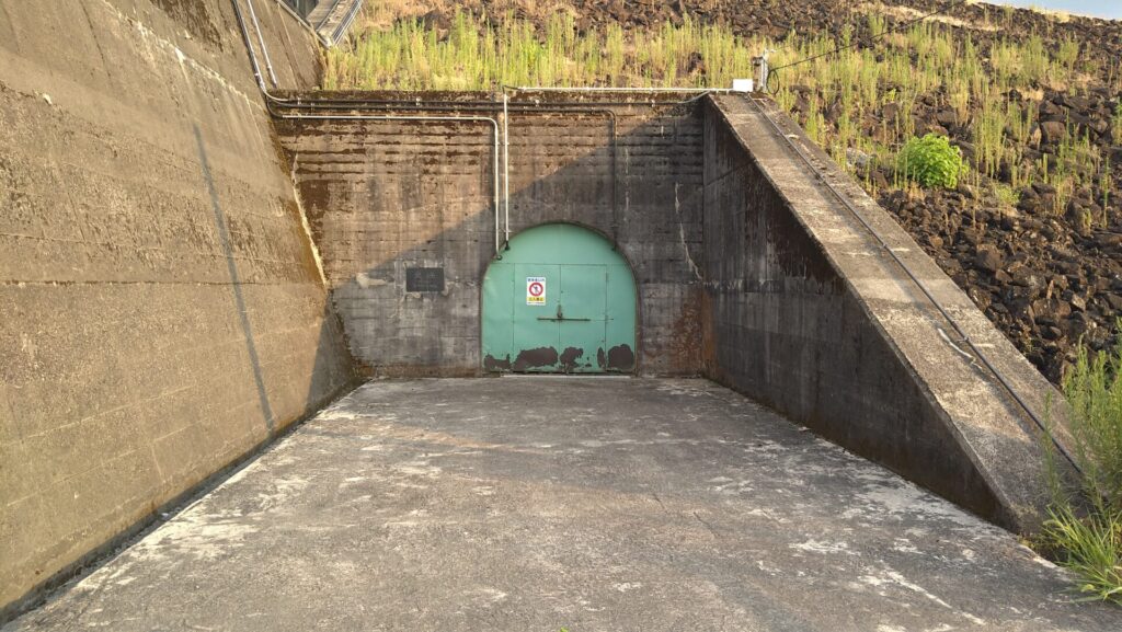 白岩川ダムの扉