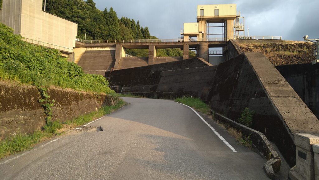 白岩川ダムの洪水吐