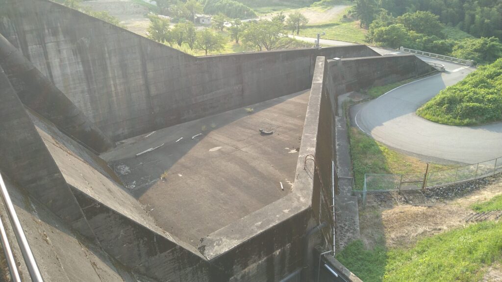 白岩川ダムの導流部