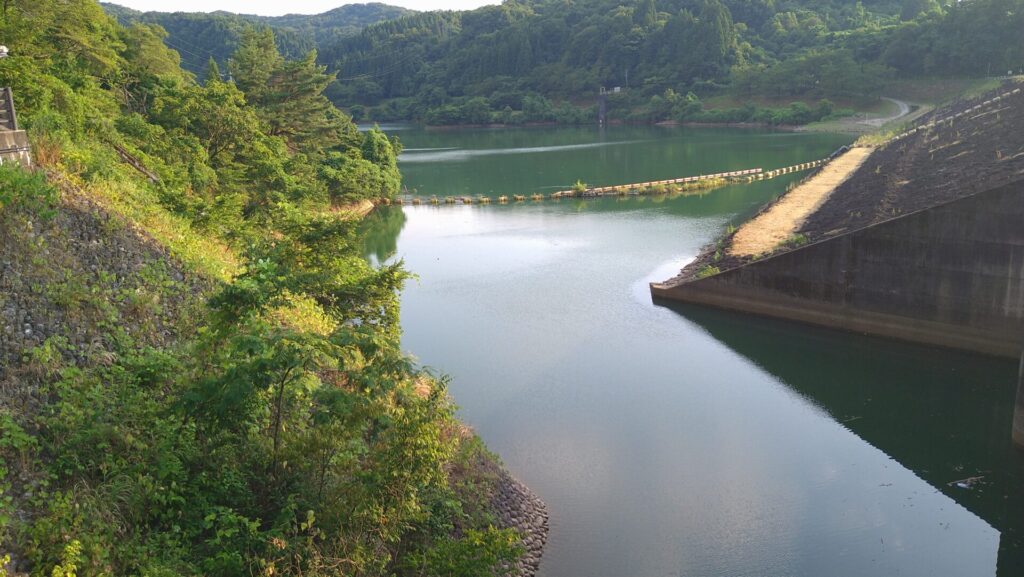 白岩川ダムのダム湖