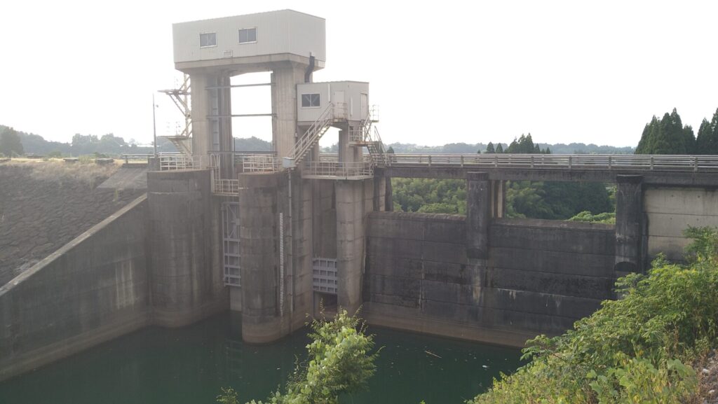 白岩川ダムの洪水吐