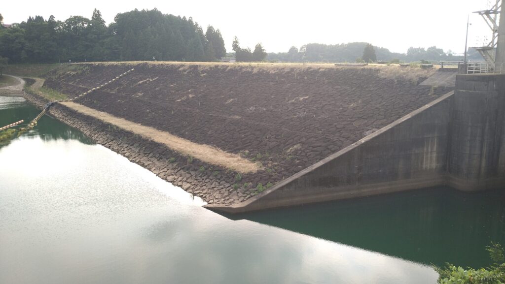 上流側から見た白岩川ダムの堤体