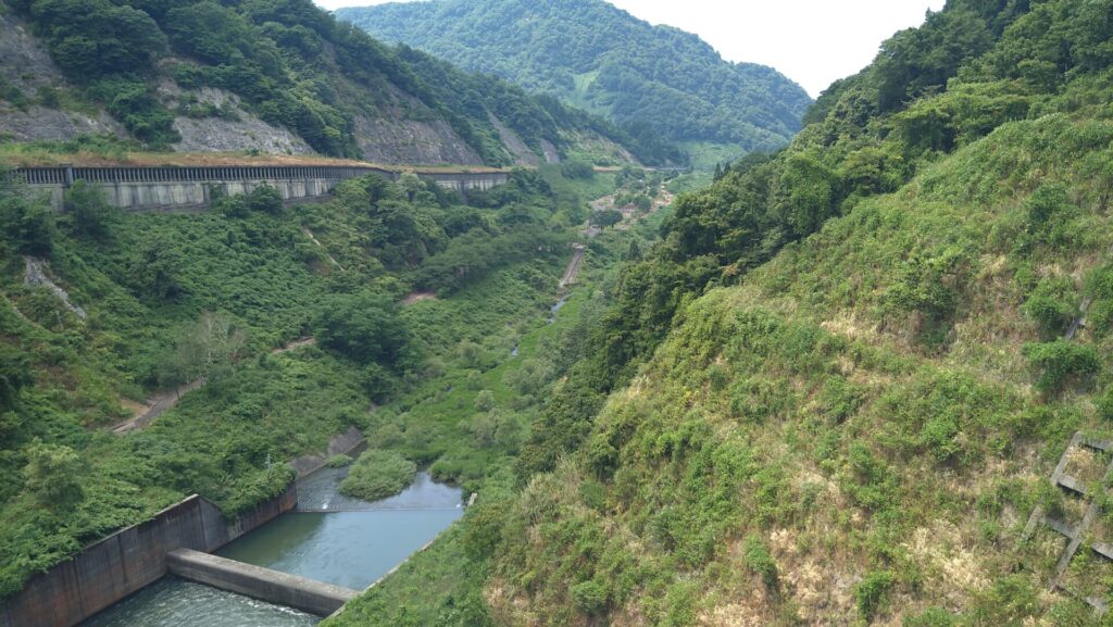 朝日小川ダムの下流側