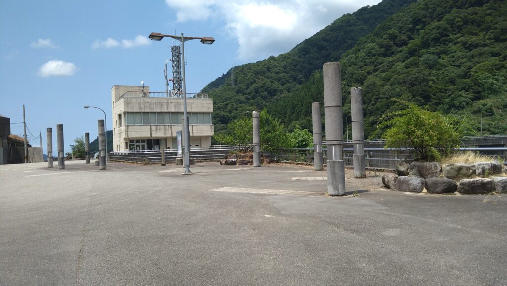 朝日小川ダムの広場