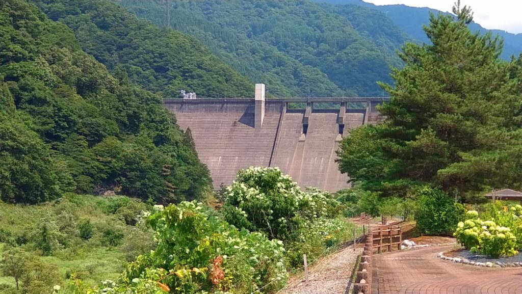 ハーブ園から見た朝日小川ダム