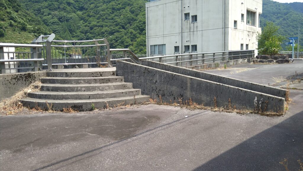 朝日小川ダムの広場