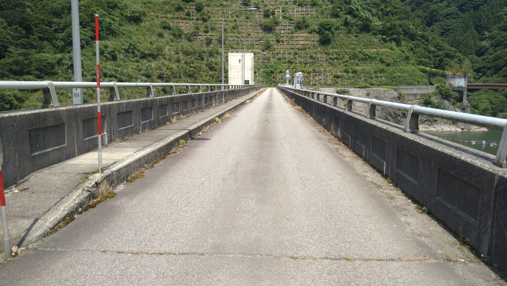 朝日小川ダムの天端