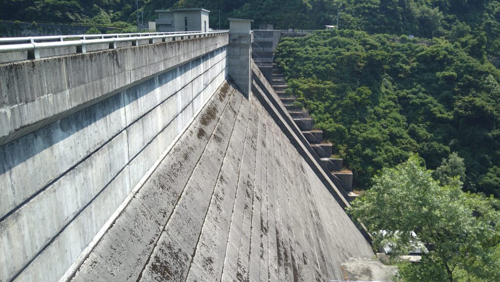 右岸から見た舟川ダム