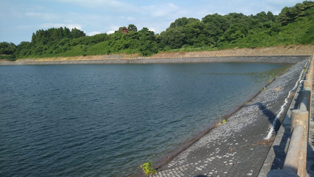 十二貫野湖の堤防
