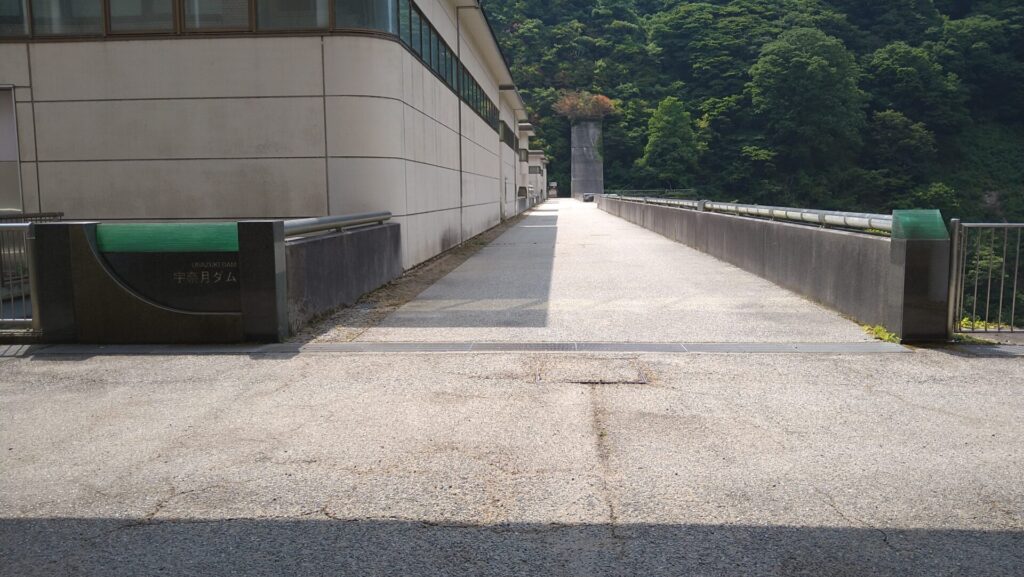 宇奈月ダムの天端
