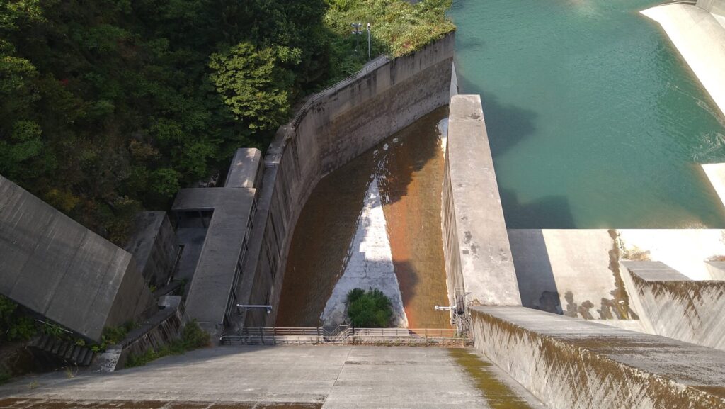 宇奈月ダムの排砂ゲート