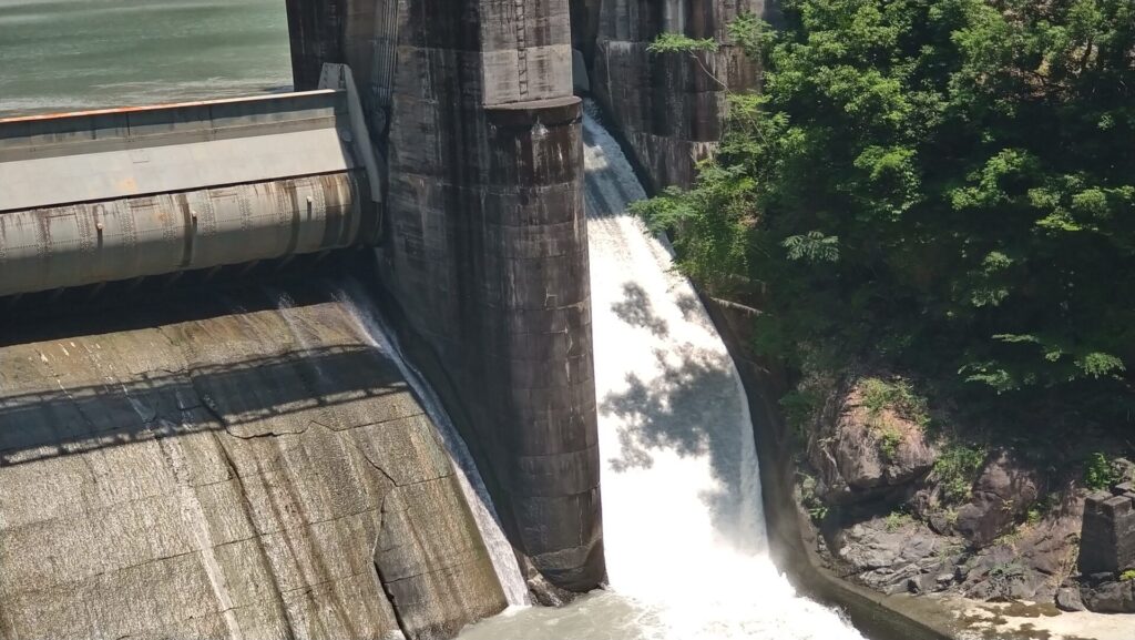 大井川ダムの左岸寄りのゲート