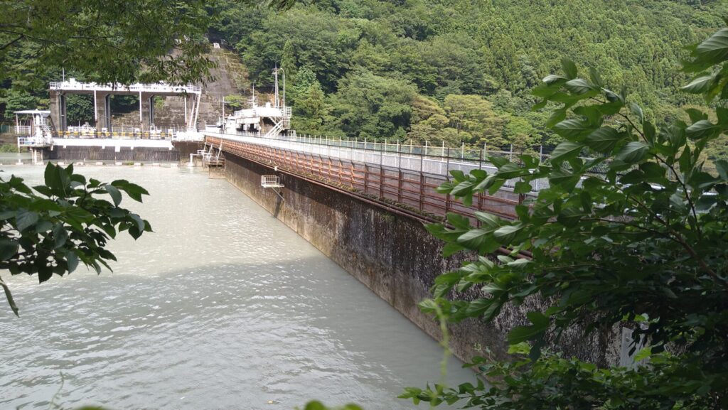 右岸の上流側から見た笹間川ダム