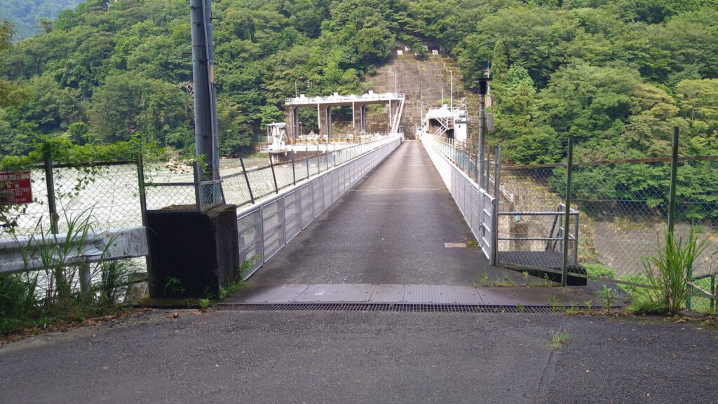 笹間川ダムの天端