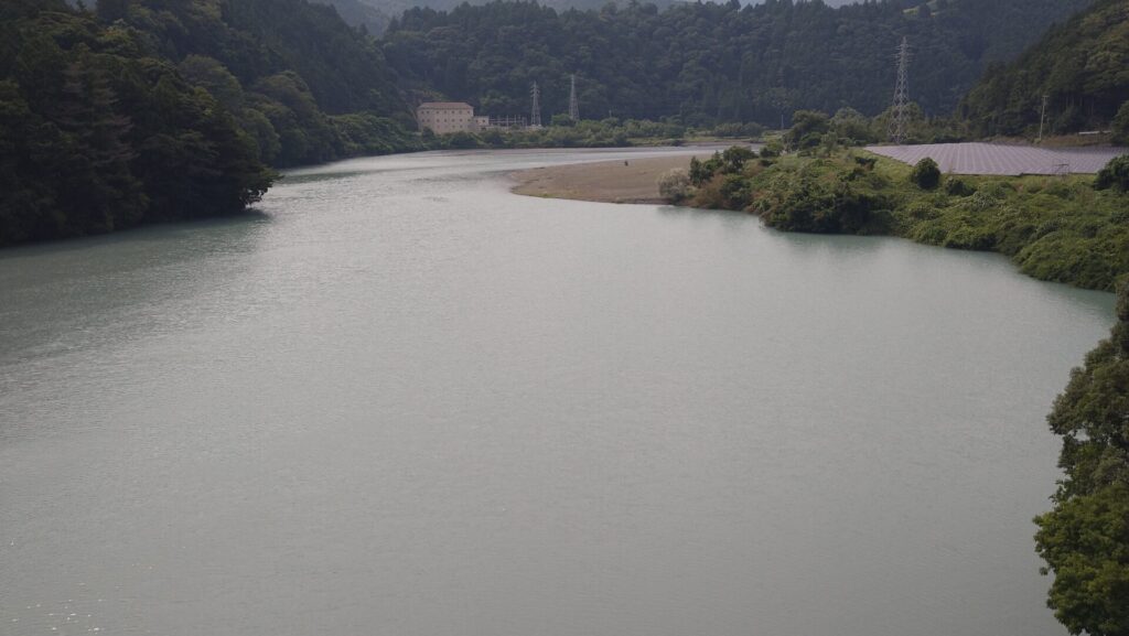 塩郷ダムの上流側