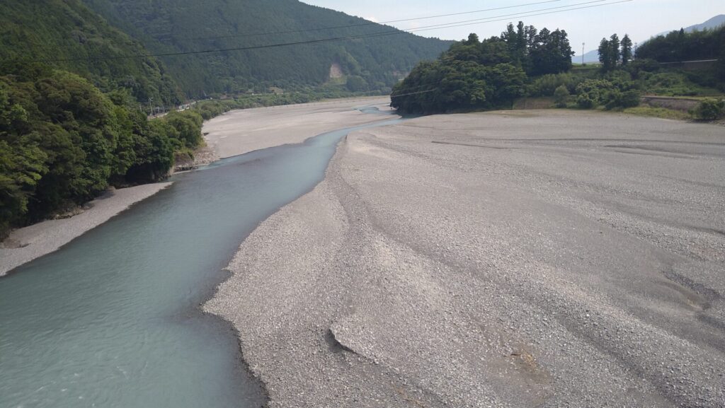 塩郷ダムの下流側