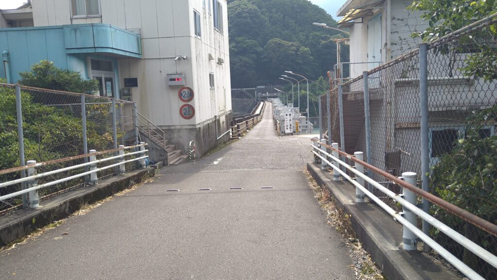 塩郷ダムの天端