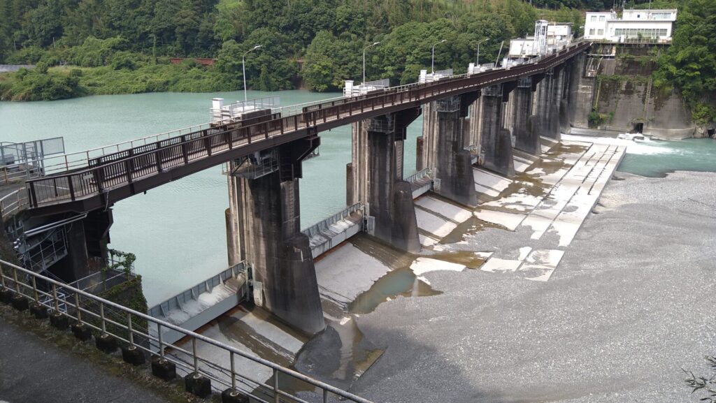 右岸の下流側から見た塩郷ダム